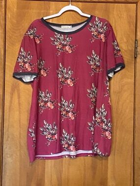 Women’s Floral Short-Sleeve Tee in Burgundy with Contrast Trim